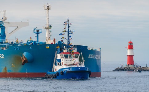 Hafenrundfahrt - Schlepper mit Tanker im Seekanal